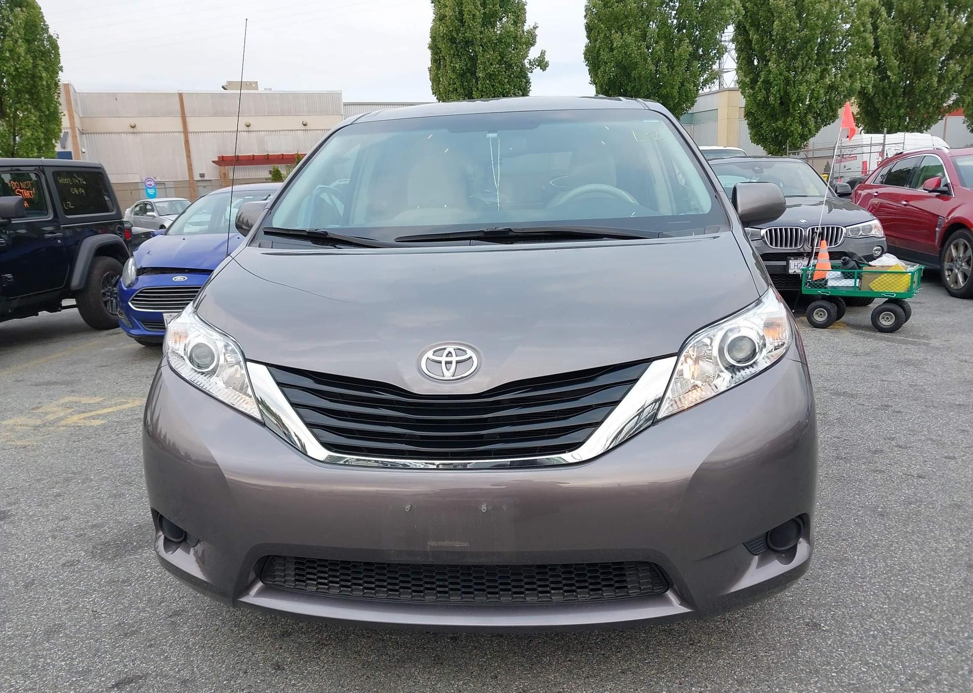 2011 TOYOTA SIENNA LE