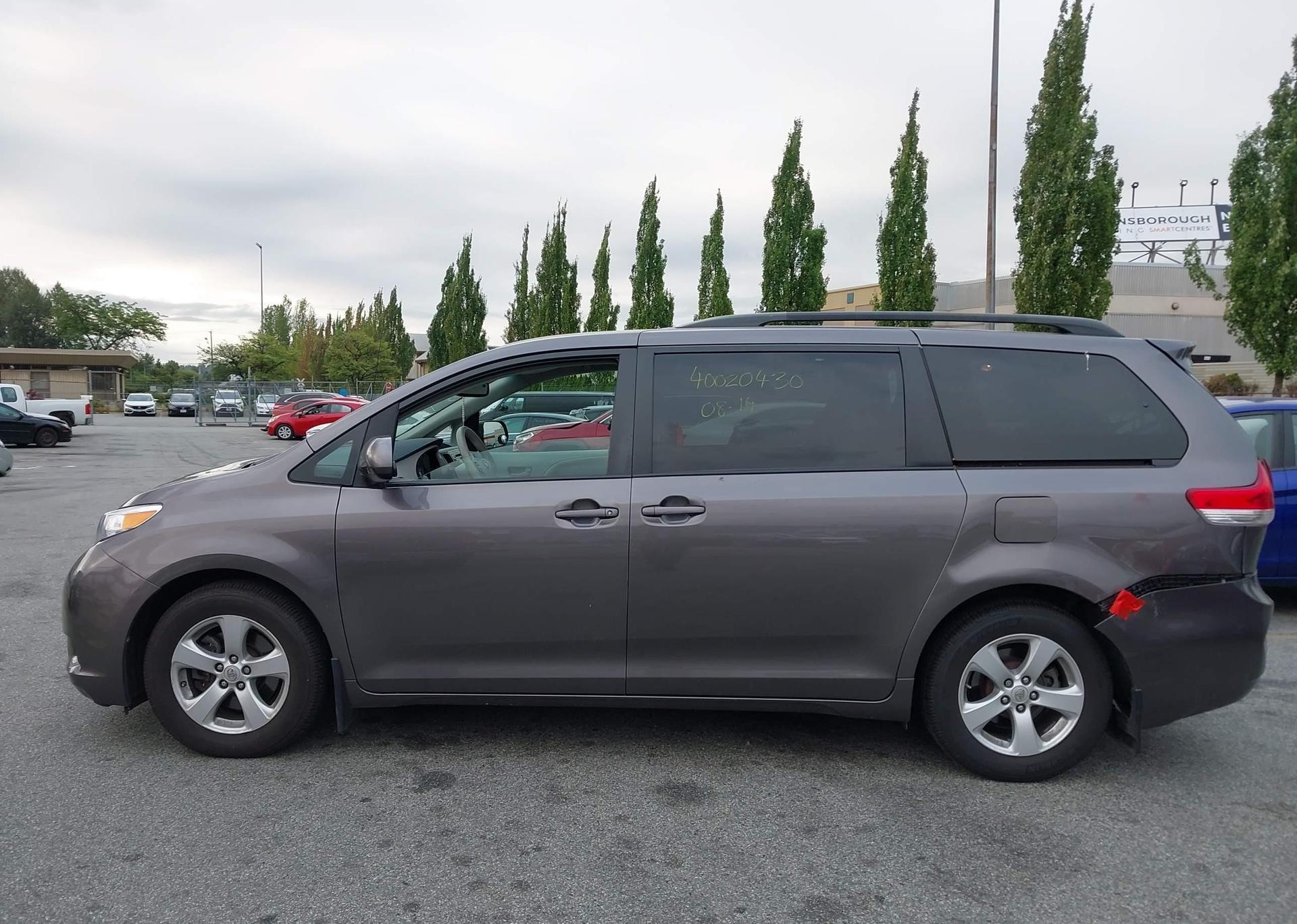2011 TOYOTA SIENNA LE