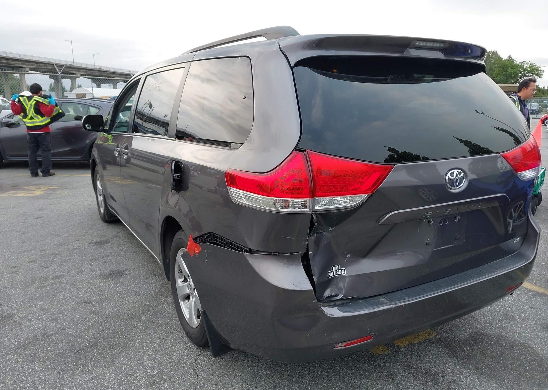 2011 TOYOTA SIENNA LE