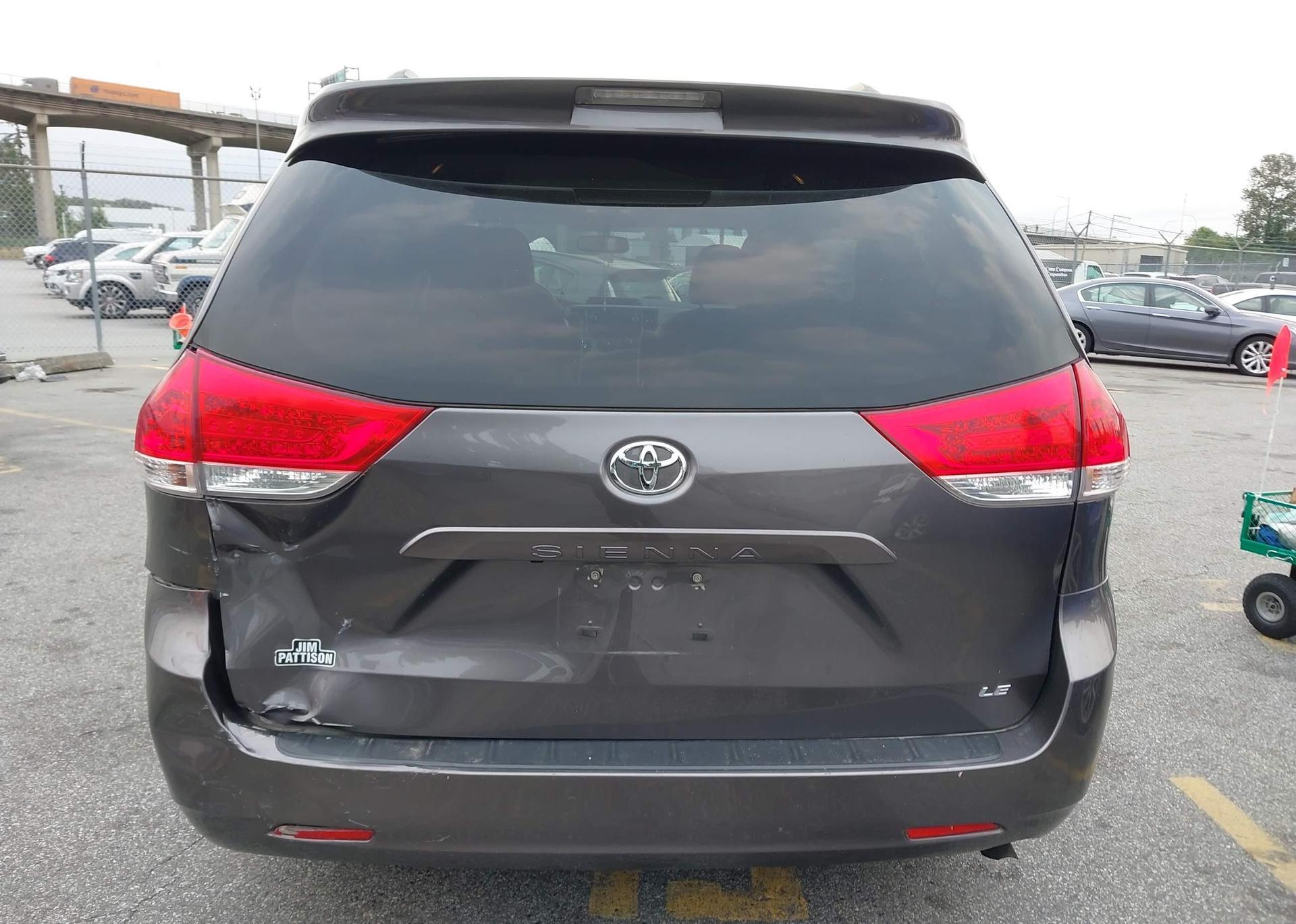 2011 TOYOTA SIENNA LE