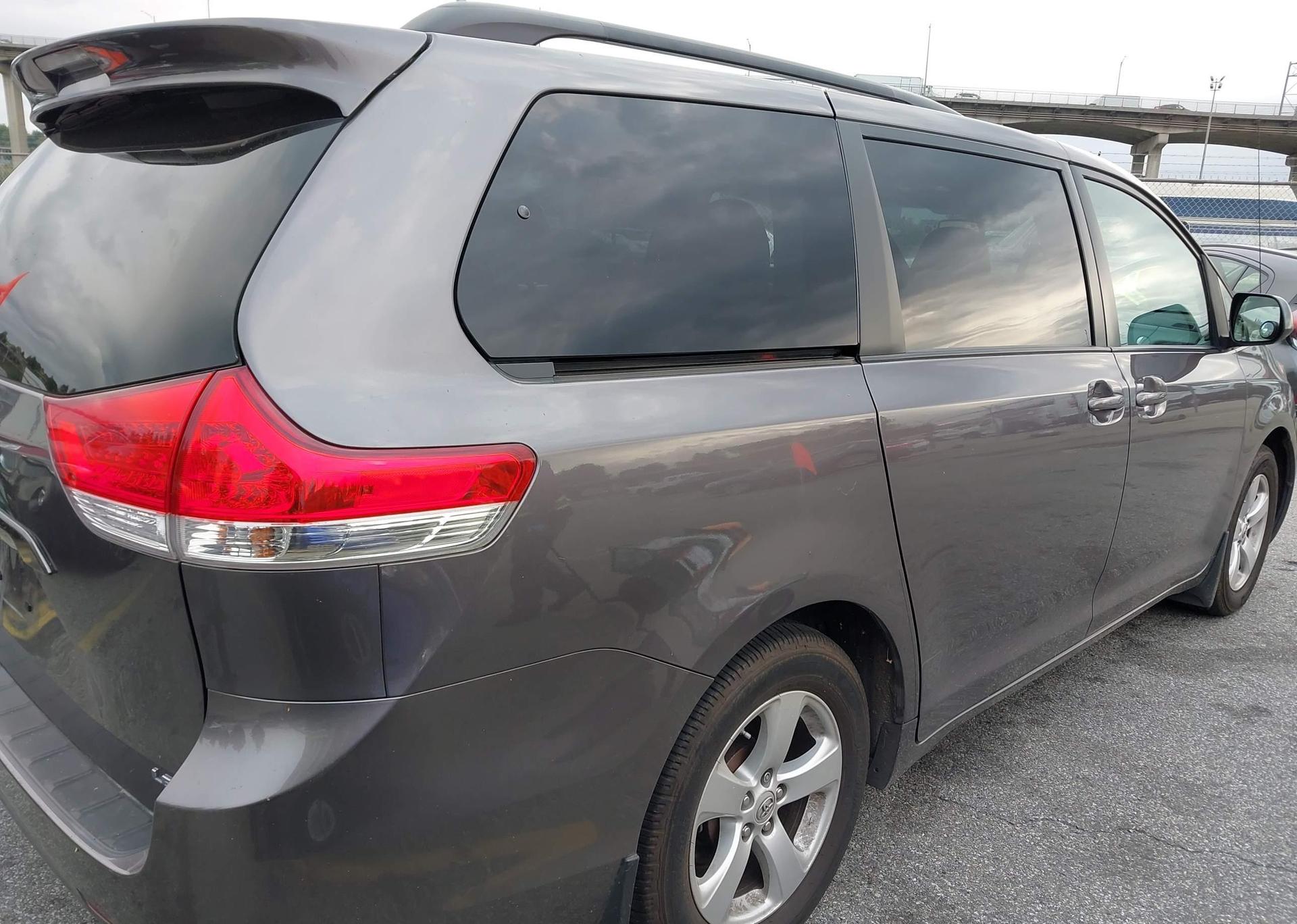 2011 TOYOTA SIENNA LE