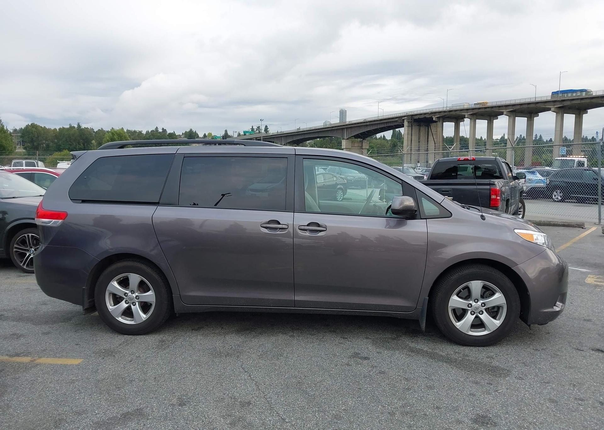 2011 TOYOTA SIENNA LE