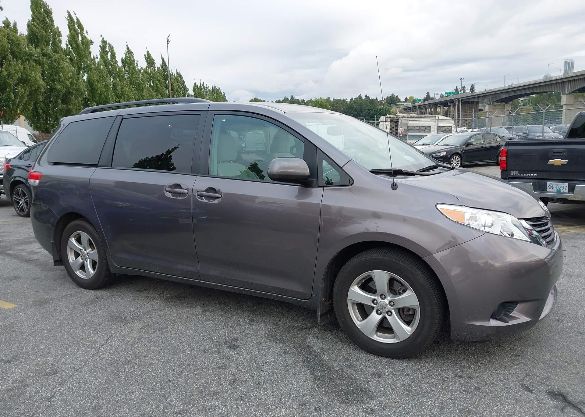 2011 TOYOTA SIENNA LE