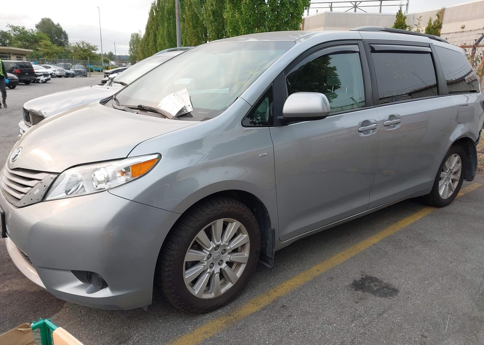 2017 TOYOTA SIENNA LE
