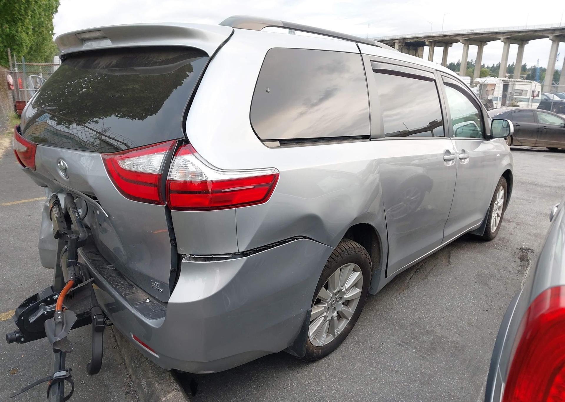 2017 TOYOTA SIENNA LE