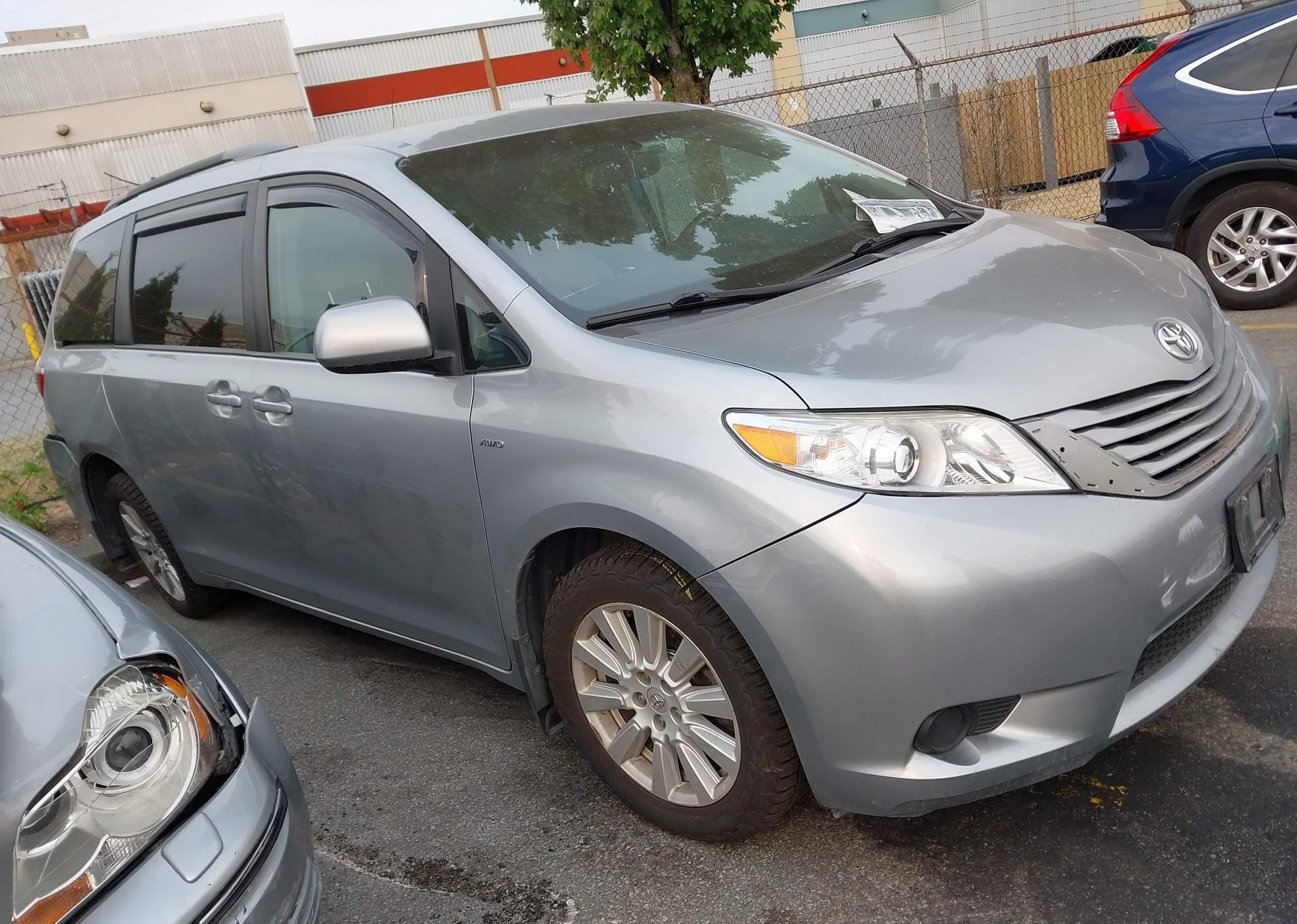 2017 TOYOTA SIENNA LE