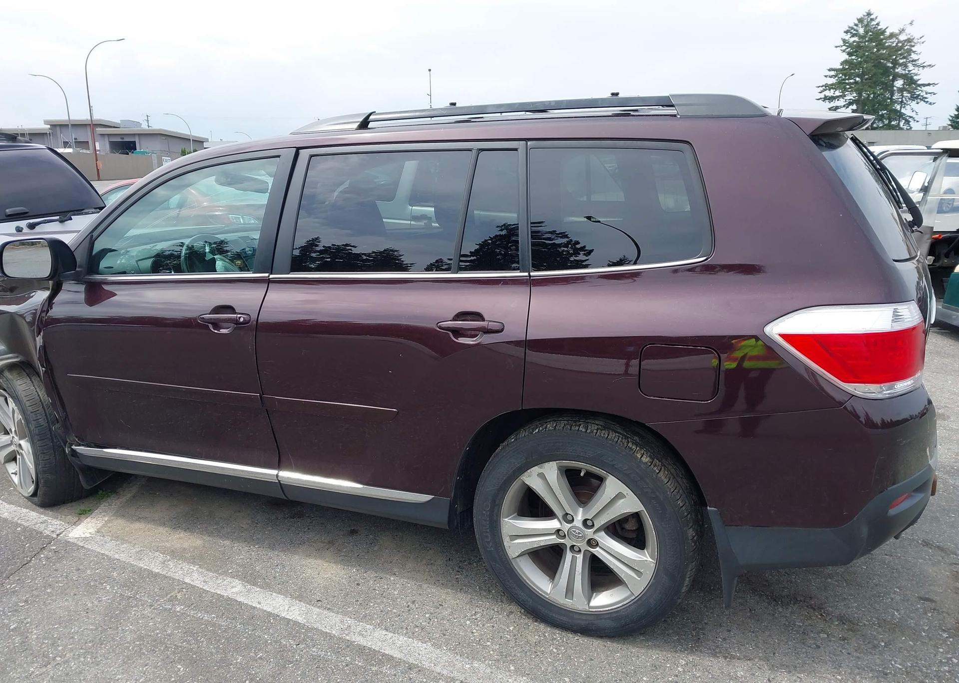 2011 TOYOTA HIGHLANDER SE