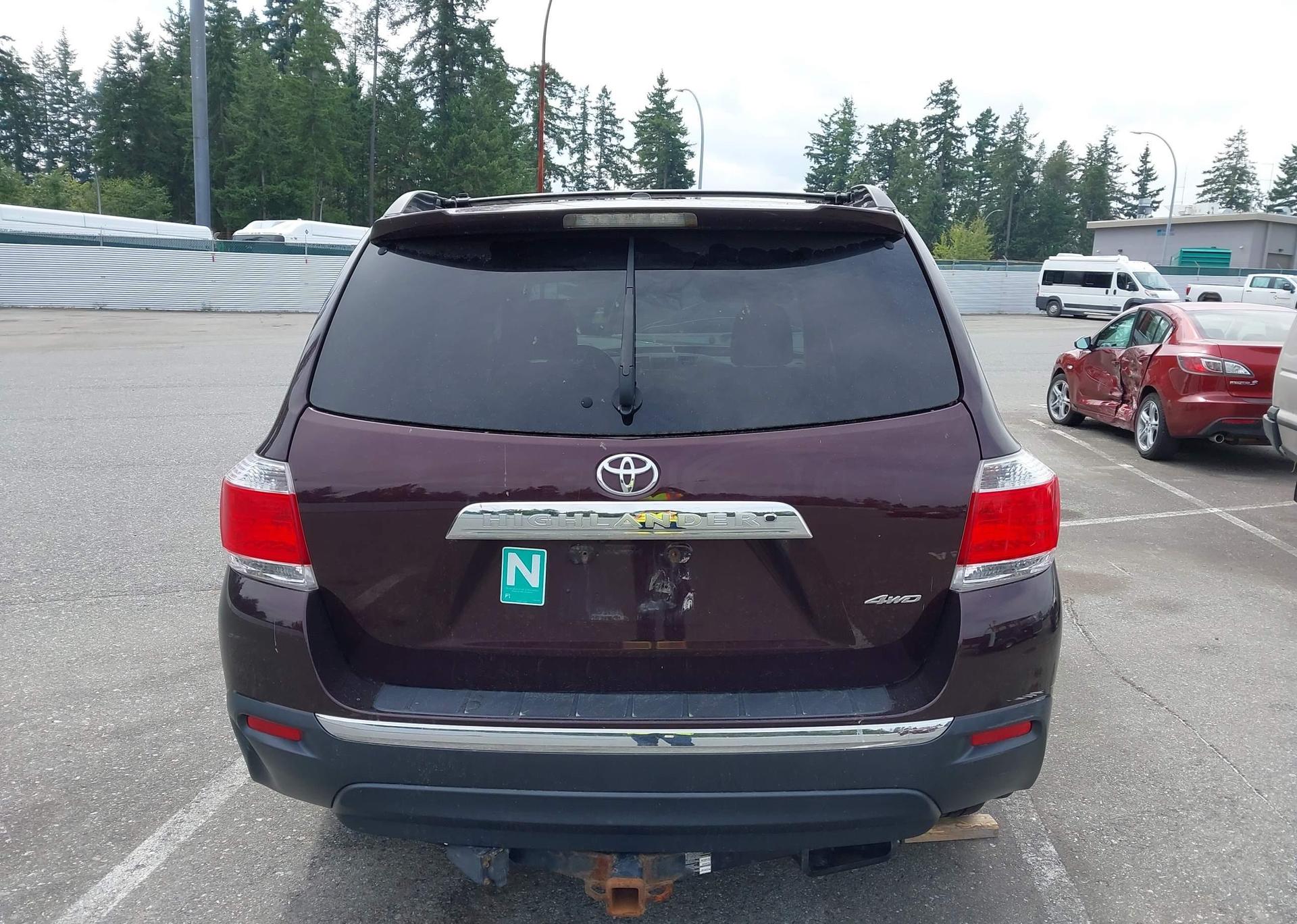 2011 TOYOTA HIGHLANDER SE