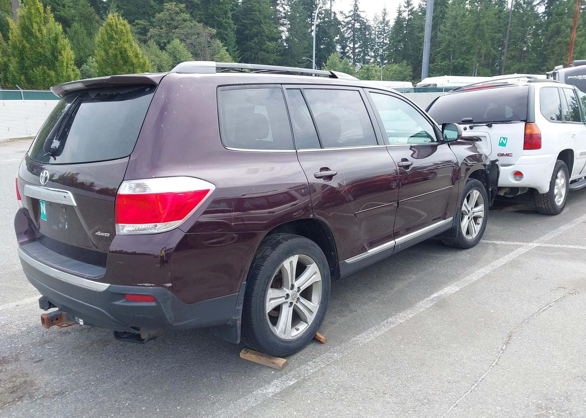 2011 TOYOTA HIGHLANDER SE