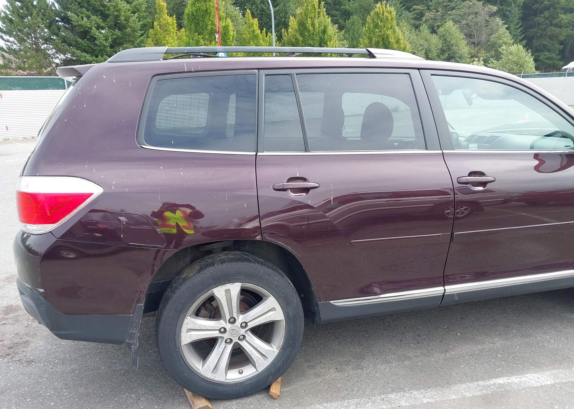 2011 TOYOTA HIGHLANDER SE