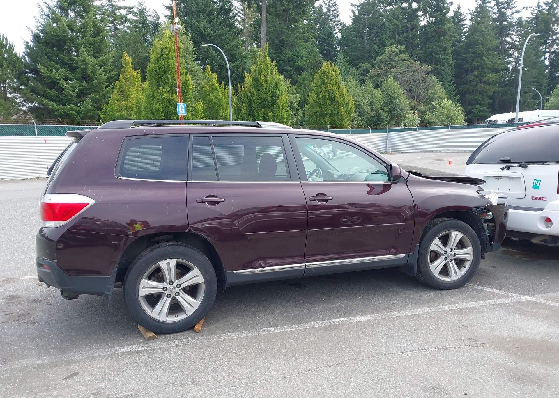 2011 TOYOTA HIGHLANDER SE