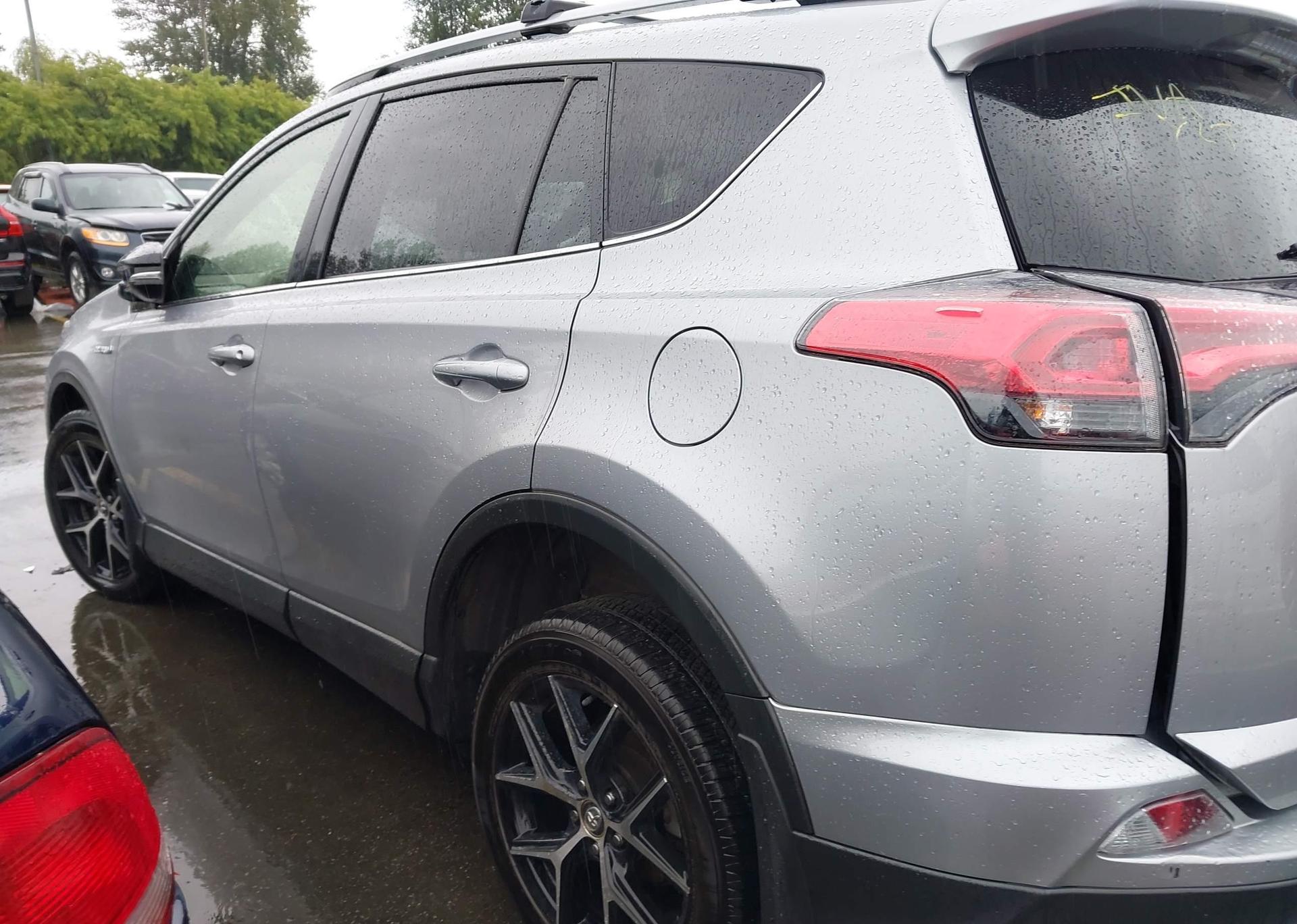 2018 TOYOTA RAV4 HV SE