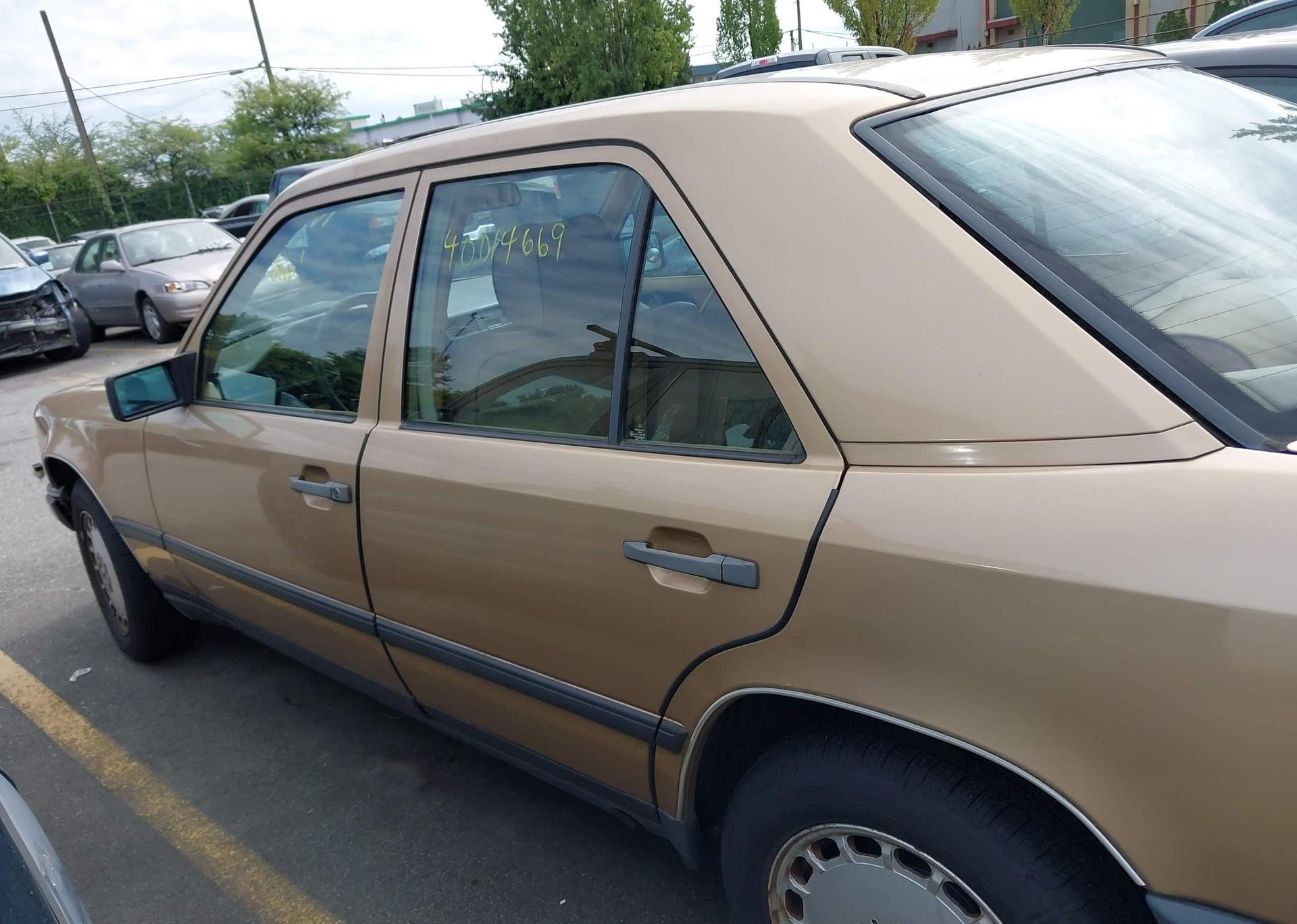 1988 MERCEDES-BENZ 300 E
