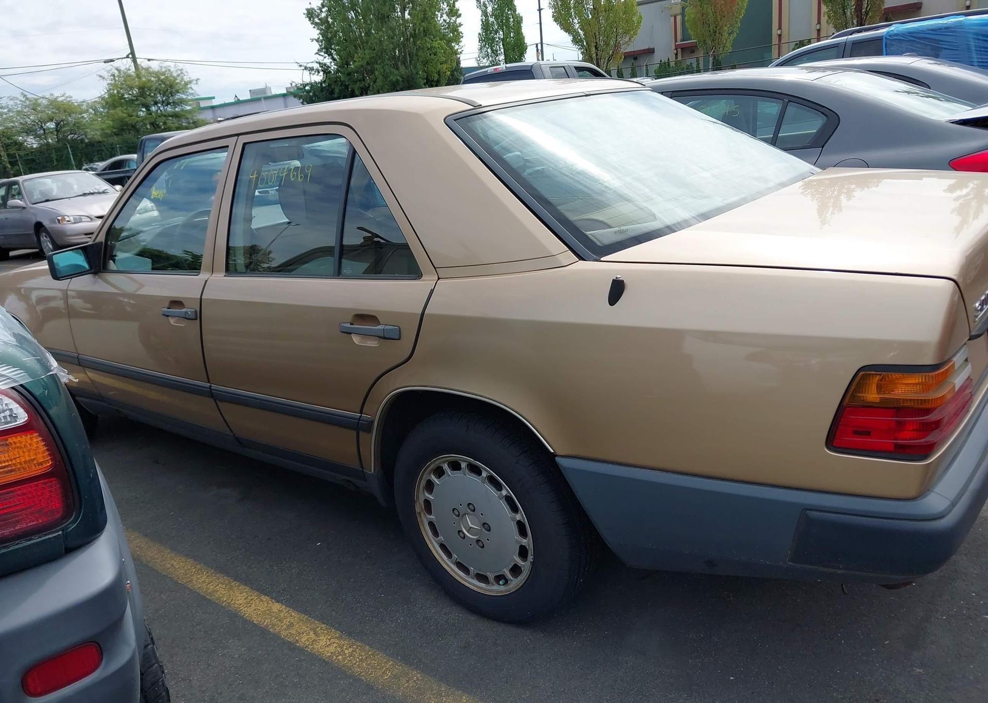 1988 MERCEDES-BENZ 300 E
