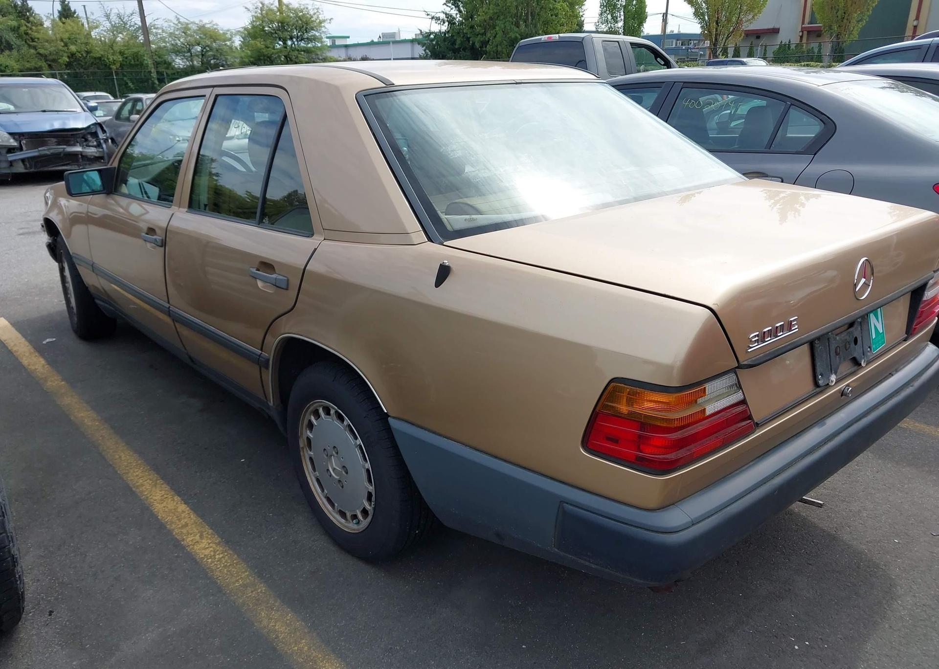 1988 MERCEDES-BENZ 300 E