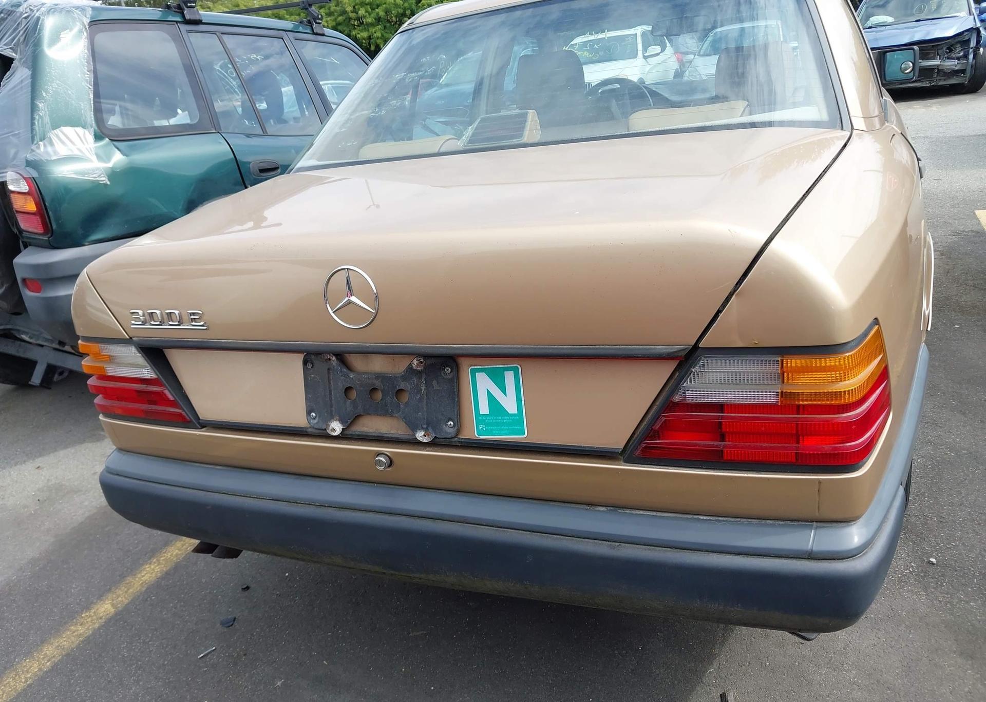 1988 MERCEDES-BENZ 300 E