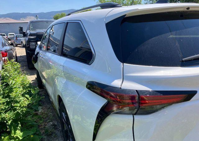 2024 TOYOTA SIENNA LE