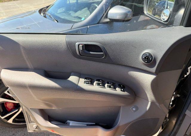 2011 KIA SEDONA LX