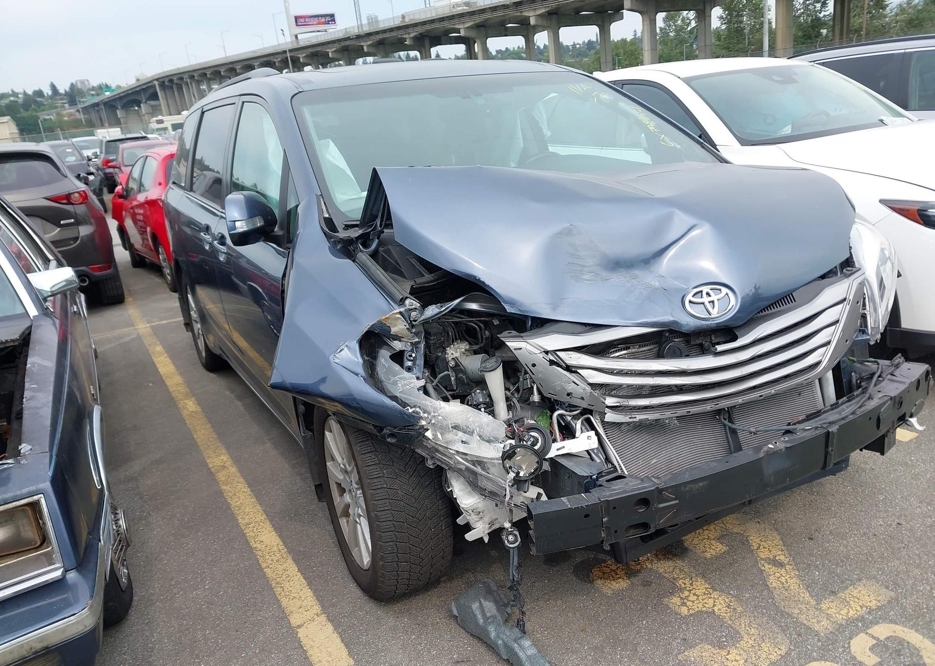 2017 TOYOTA SIENNA XLE