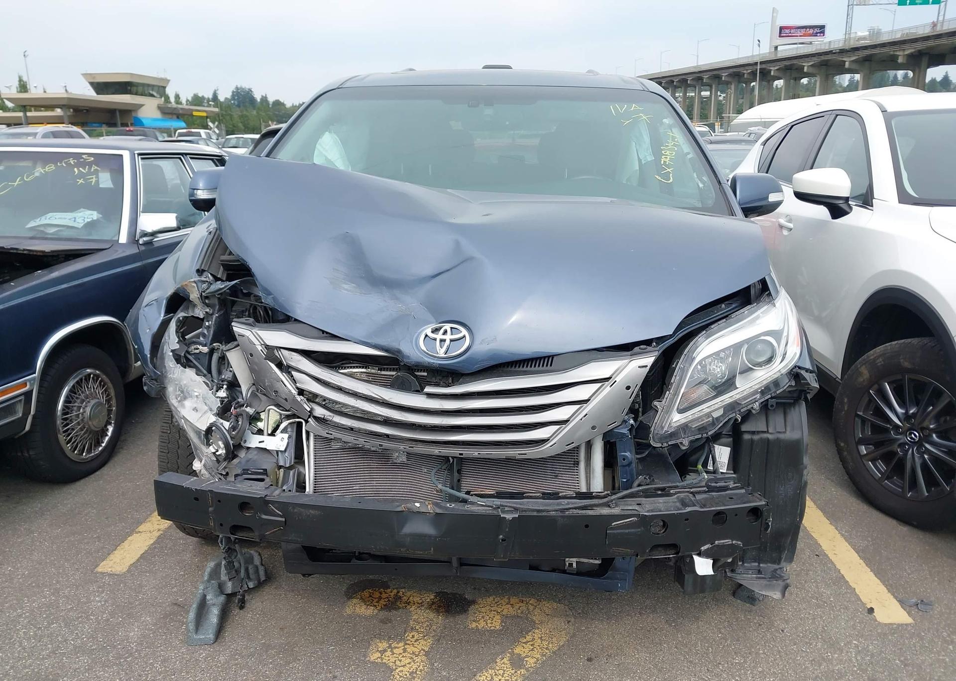 2017 TOYOTA SIENNA XLE