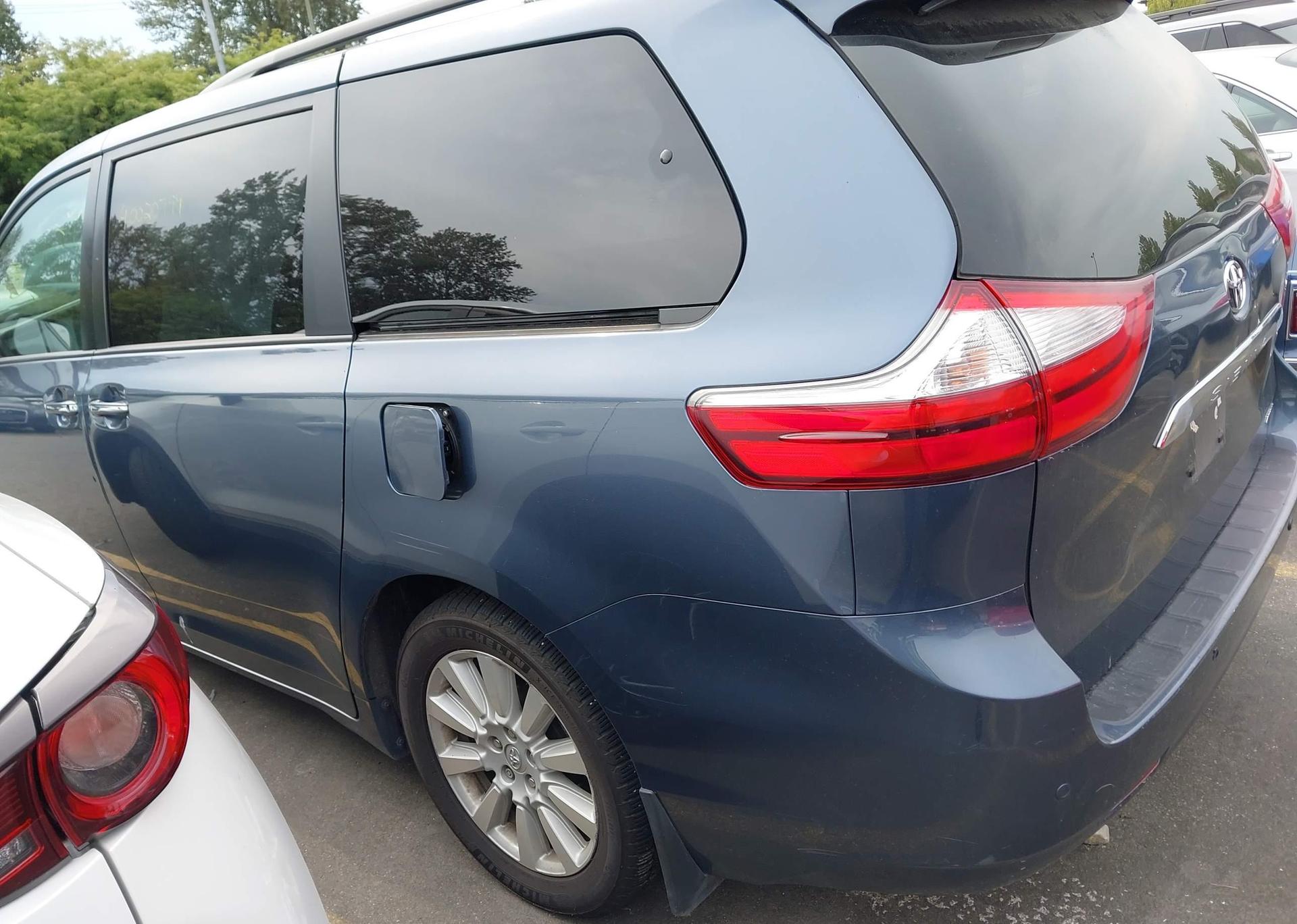 2017 TOYOTA SIENNA XLE