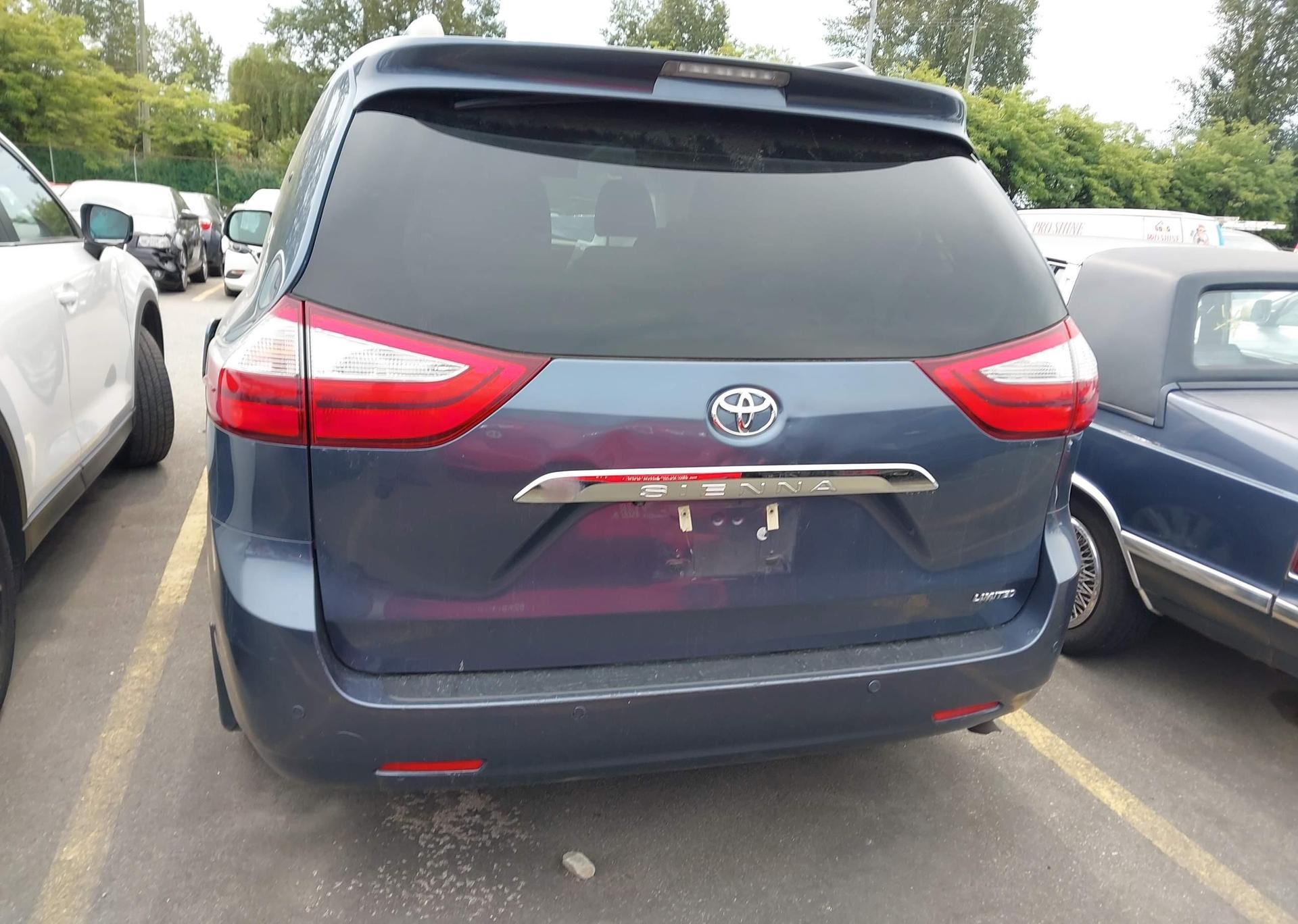 2017 TOYOTA SIENNA XLE