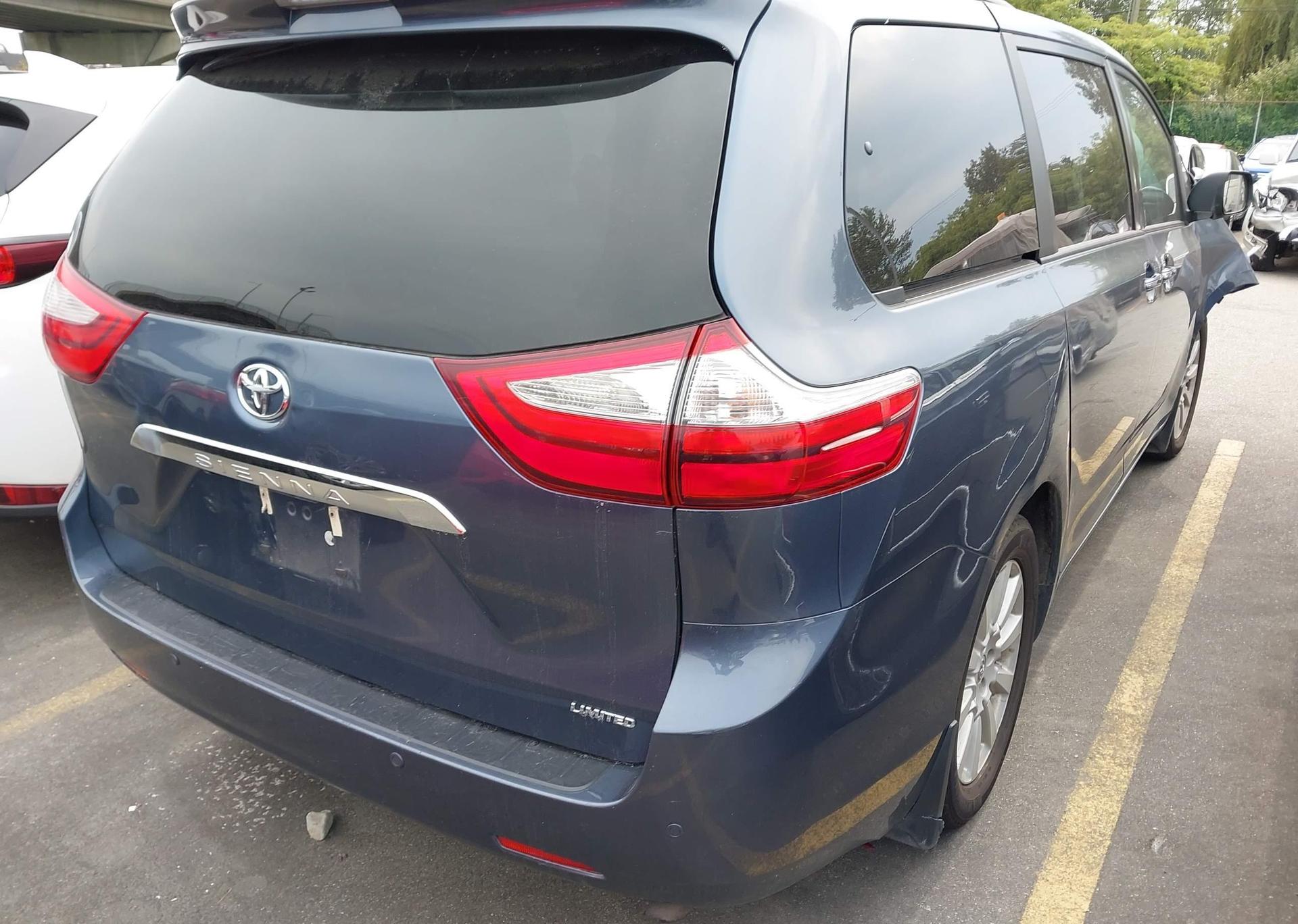 2017 TOYOTA SIENNA XLE