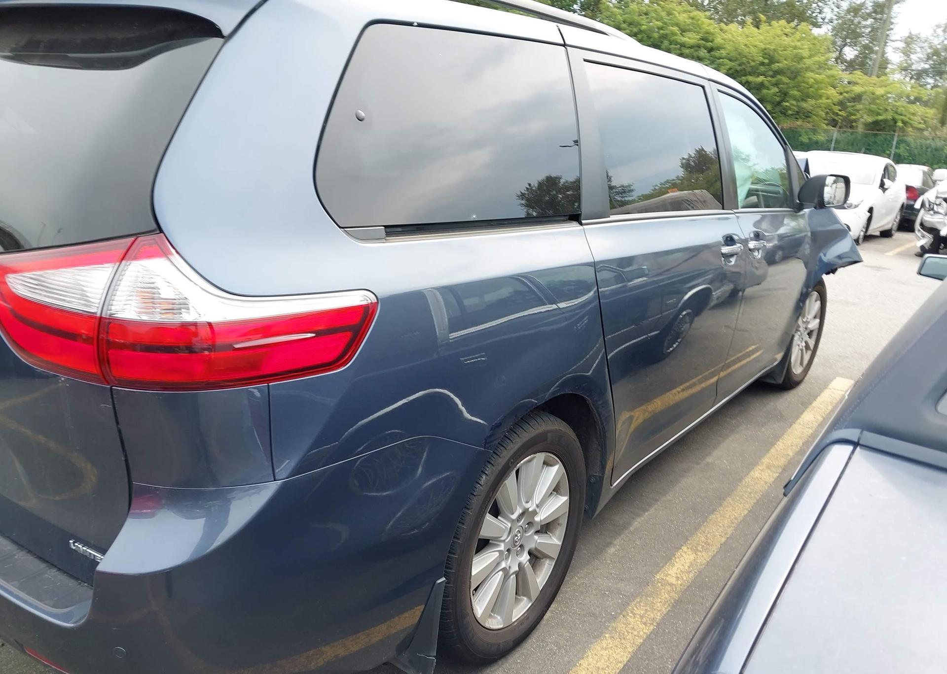 2017 TOYOTA SIENNA XLE