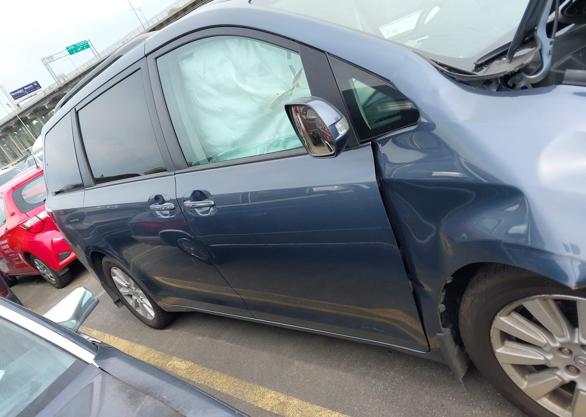 2017 TOYOTA SIENNA XLE