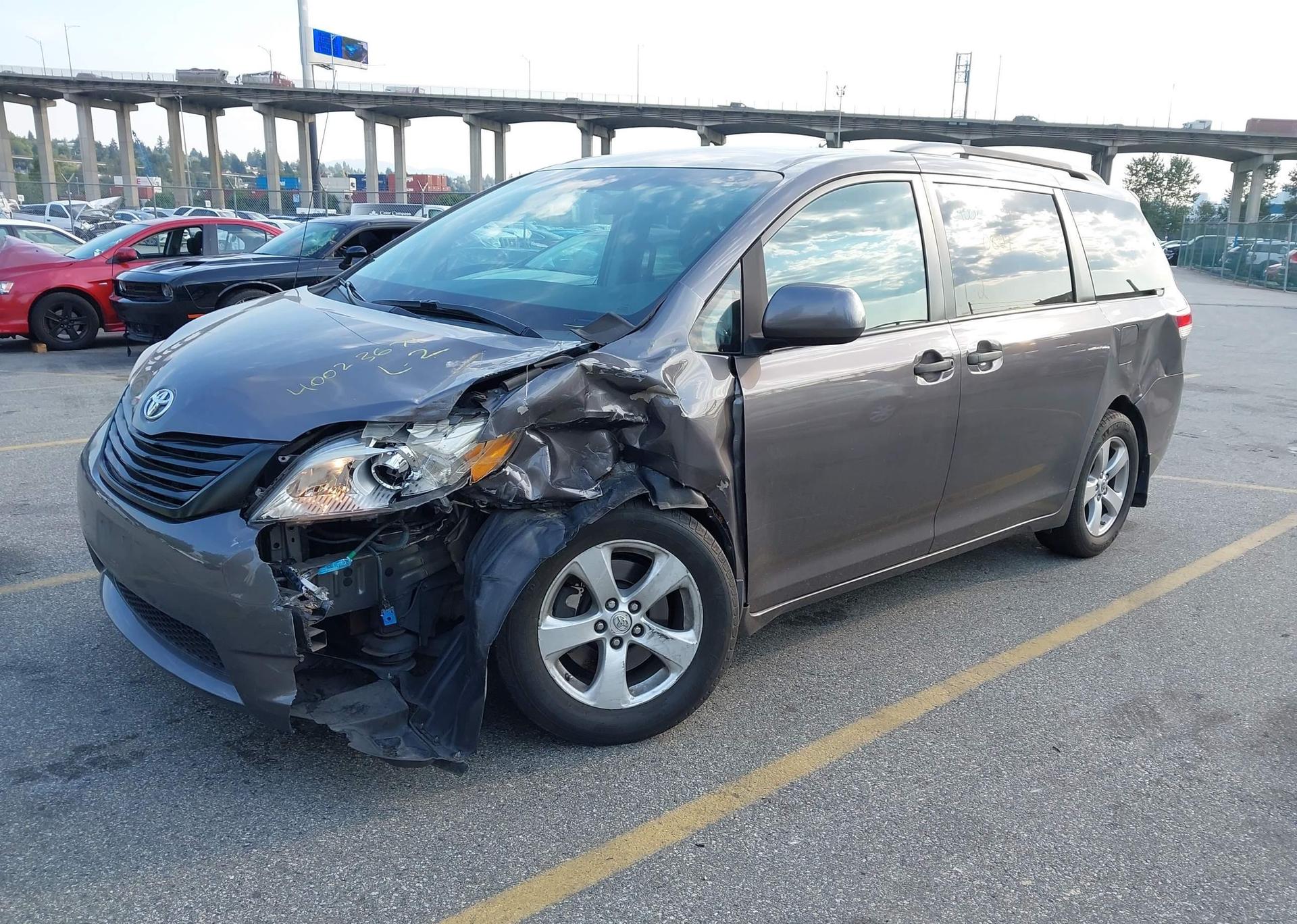 2011 TOYOTA SIENNA