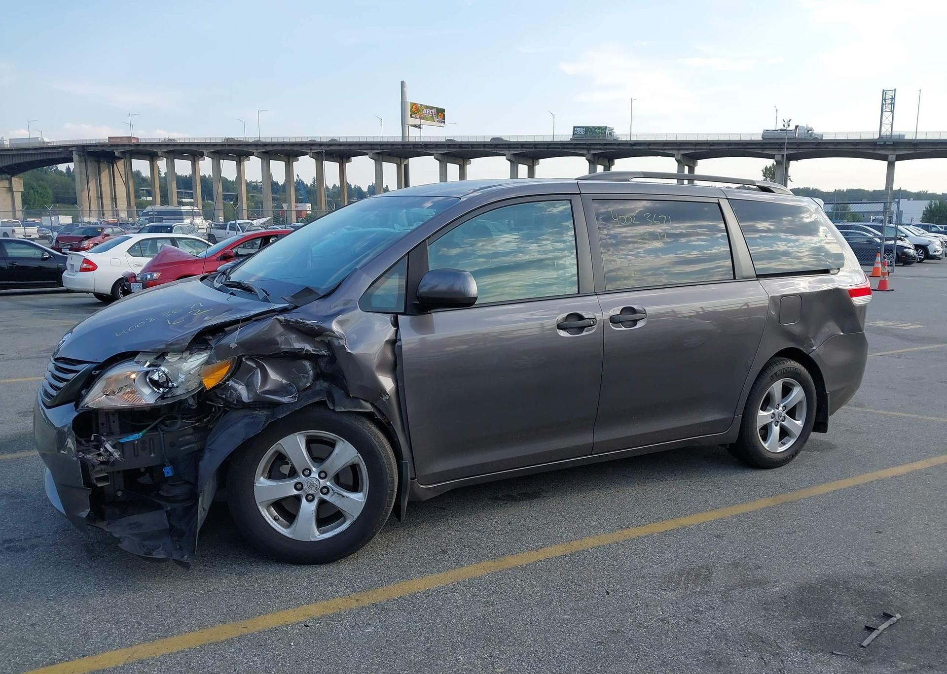 2011 TOYOTA SIENNA
