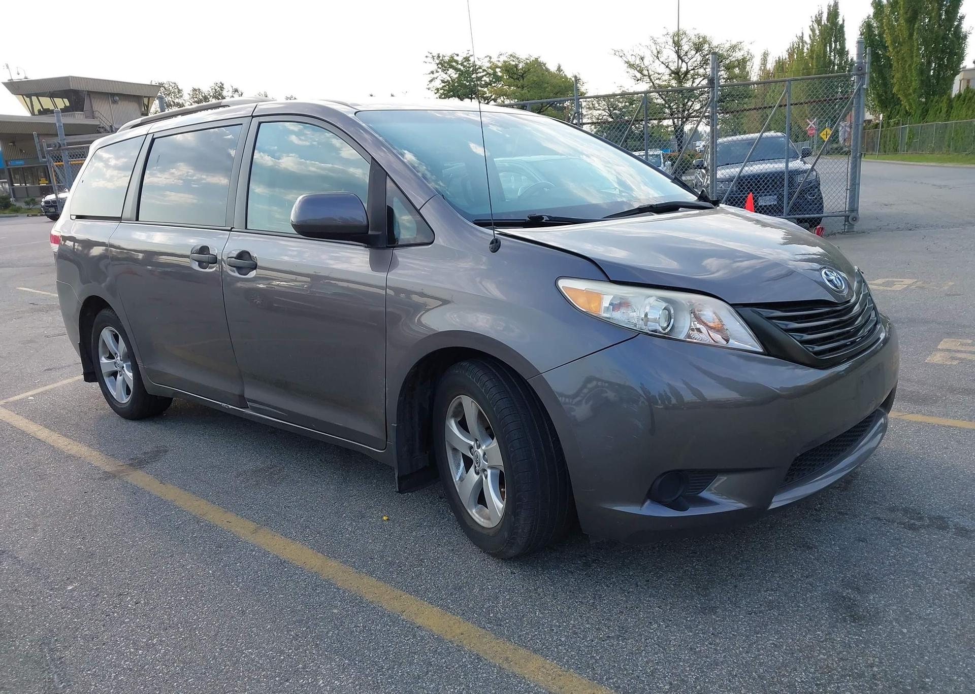 2011 TOYOTA SIENNA