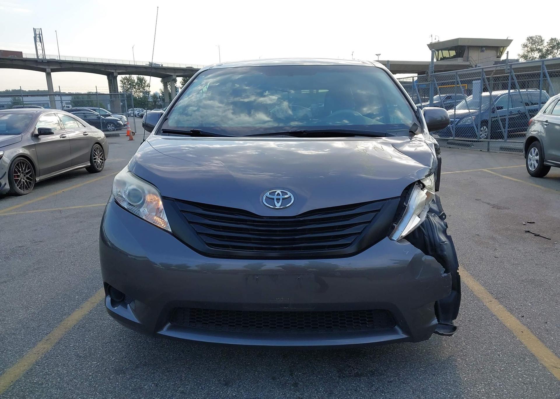 2011 TOYOTA SIENNA
