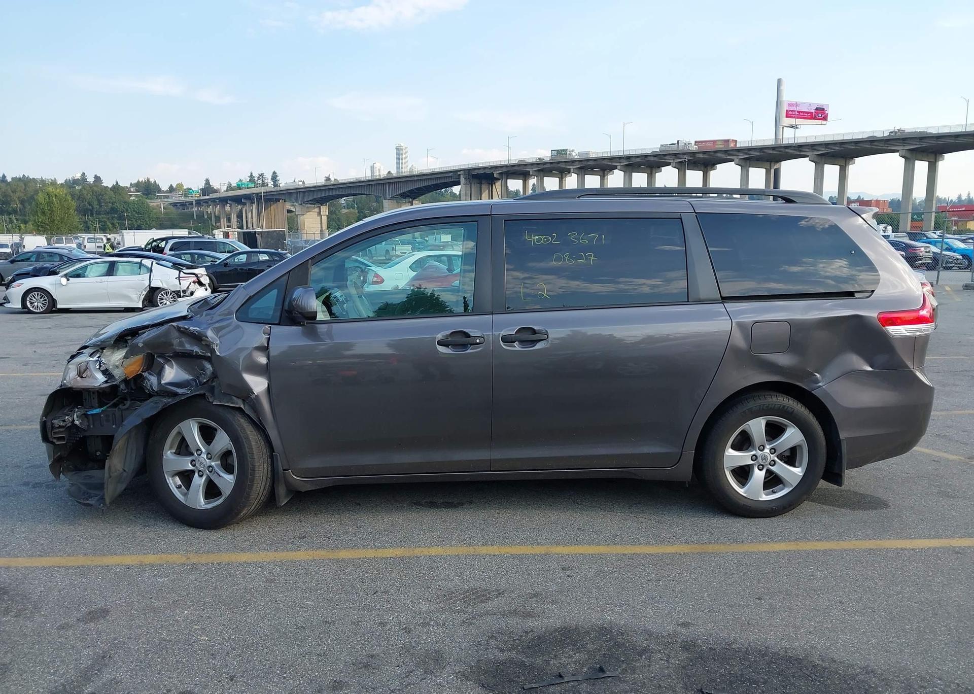 2011 TOYOTA SIENNA