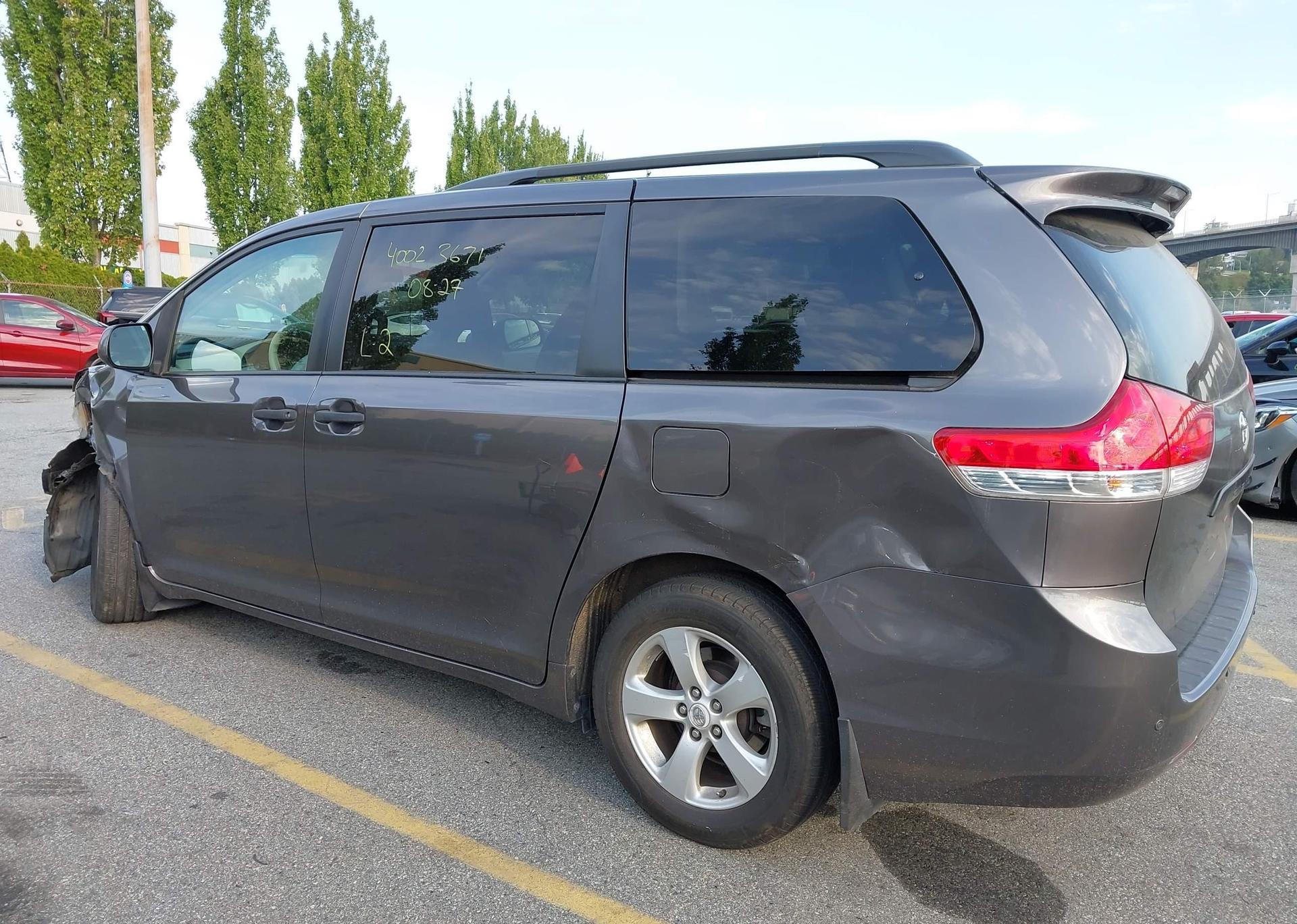 2011 TOYOTA SIENNA