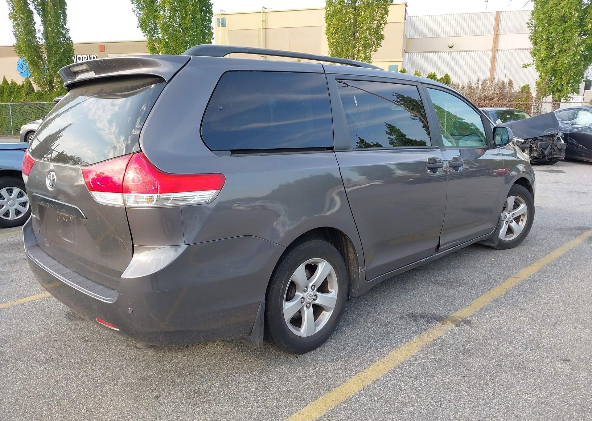 2011 TOYOTA SIENNA