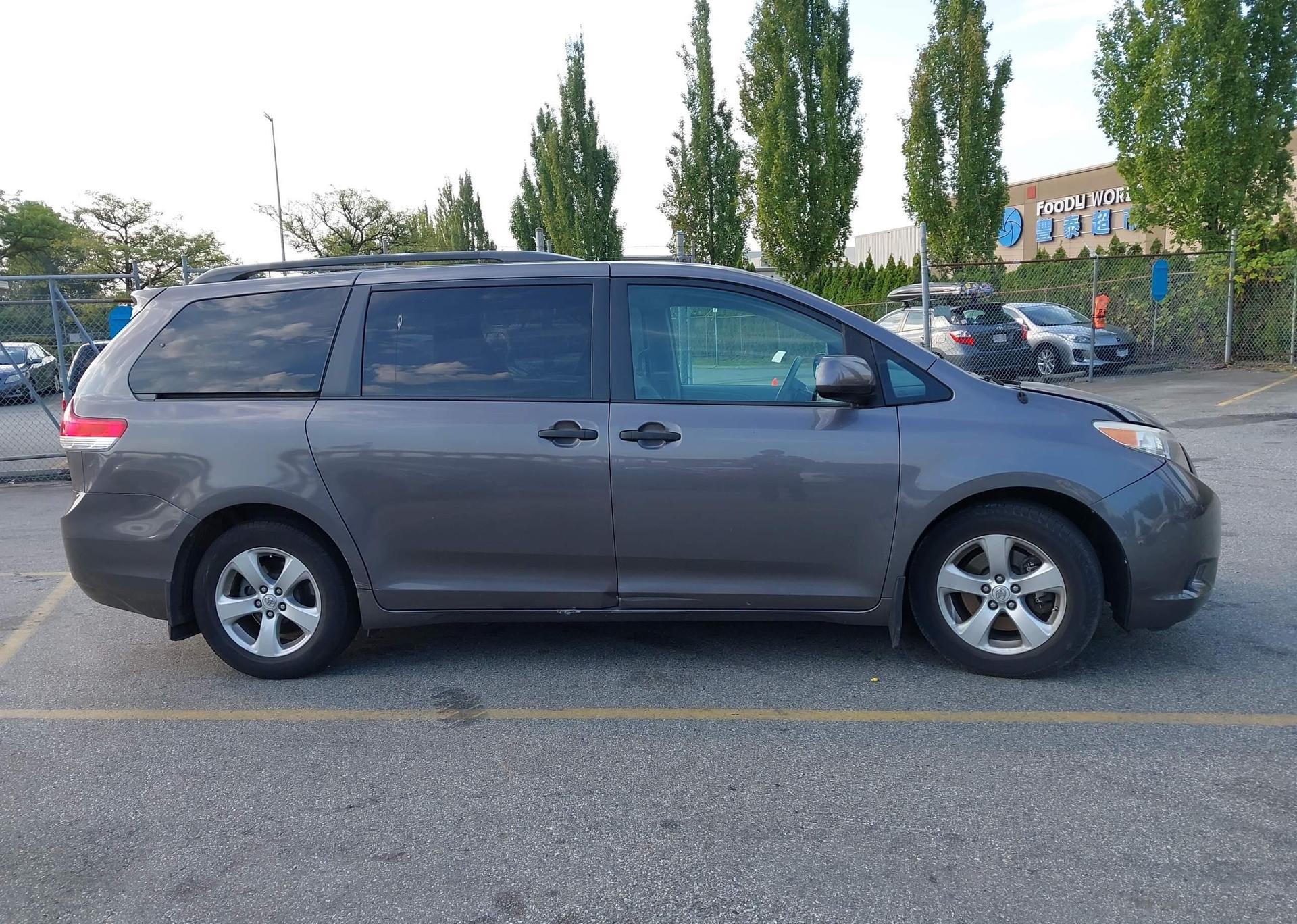 2011 TOYOTA SIENNA