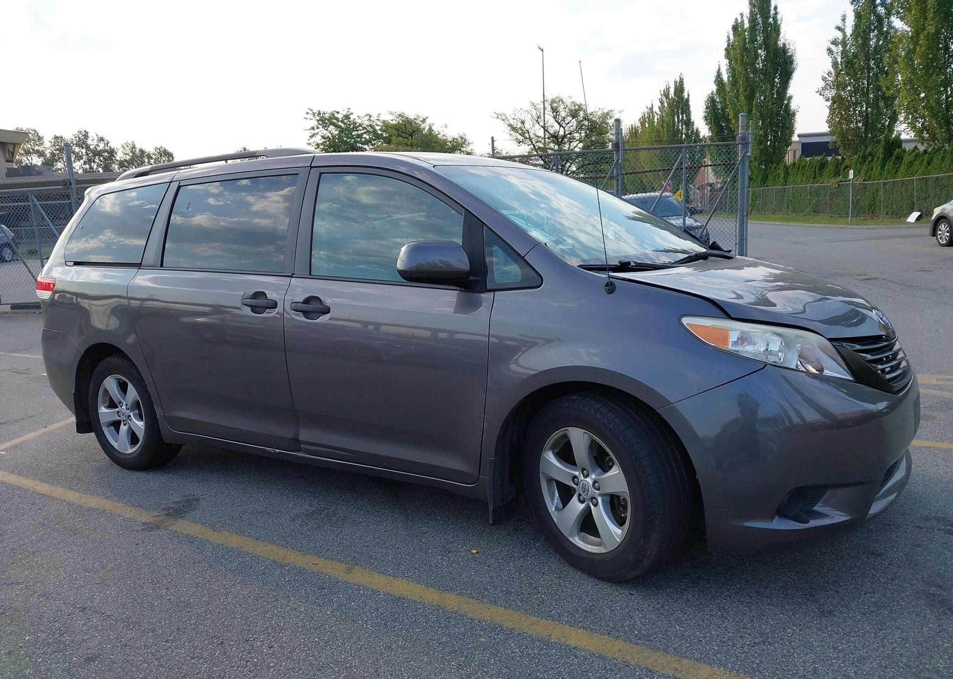 2011 TOYOTA SIENNA