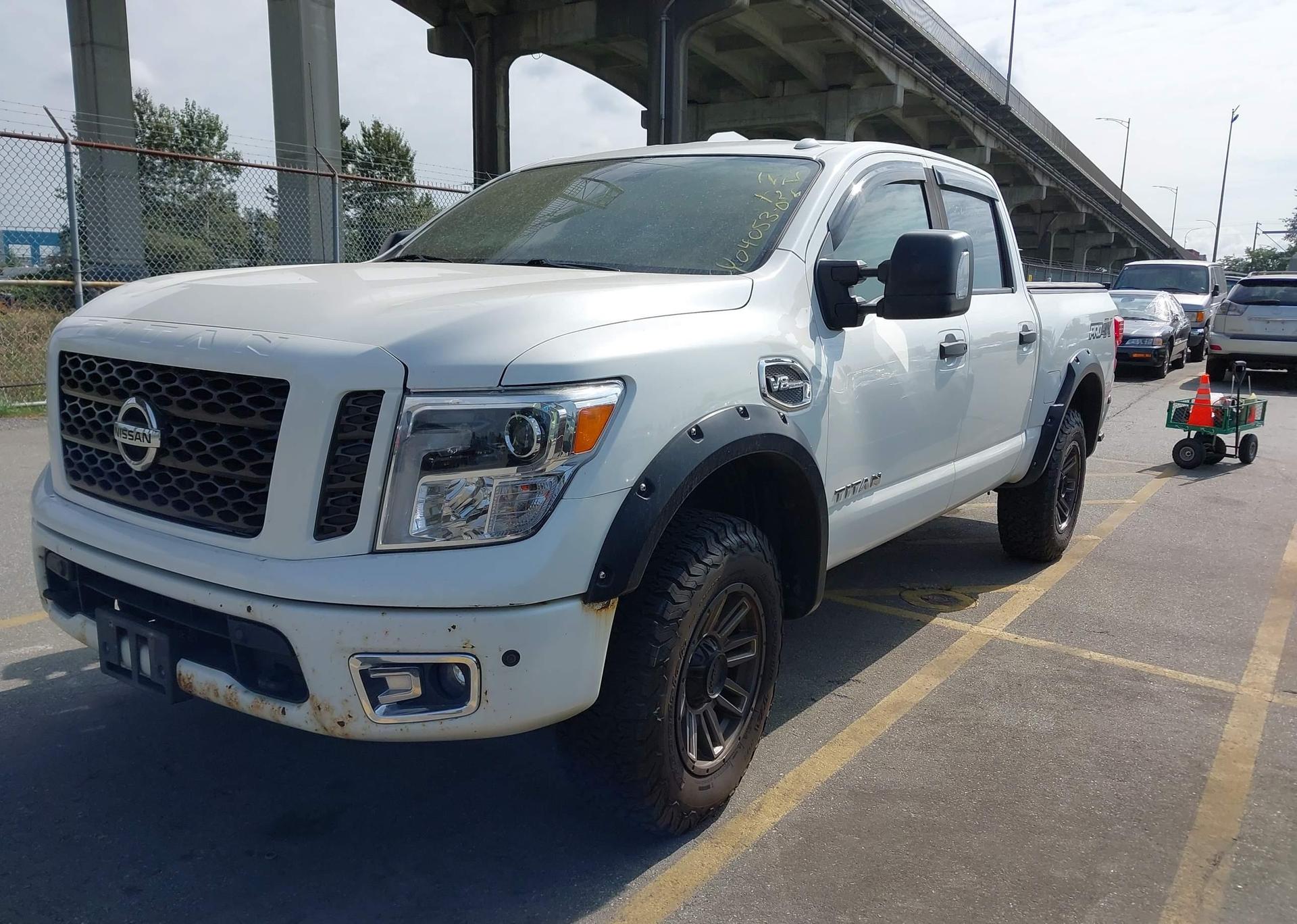 2017 NISSAN TITAN SV