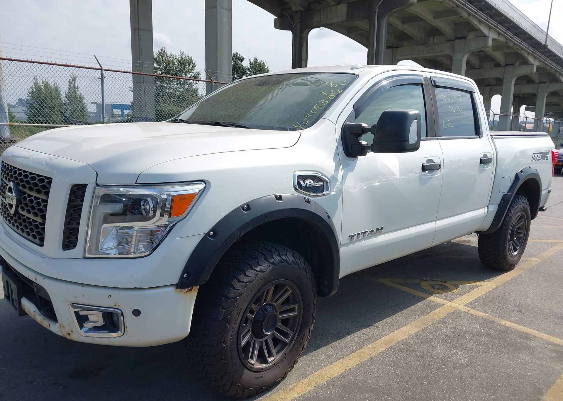 2017 NISSAN TITAN SV