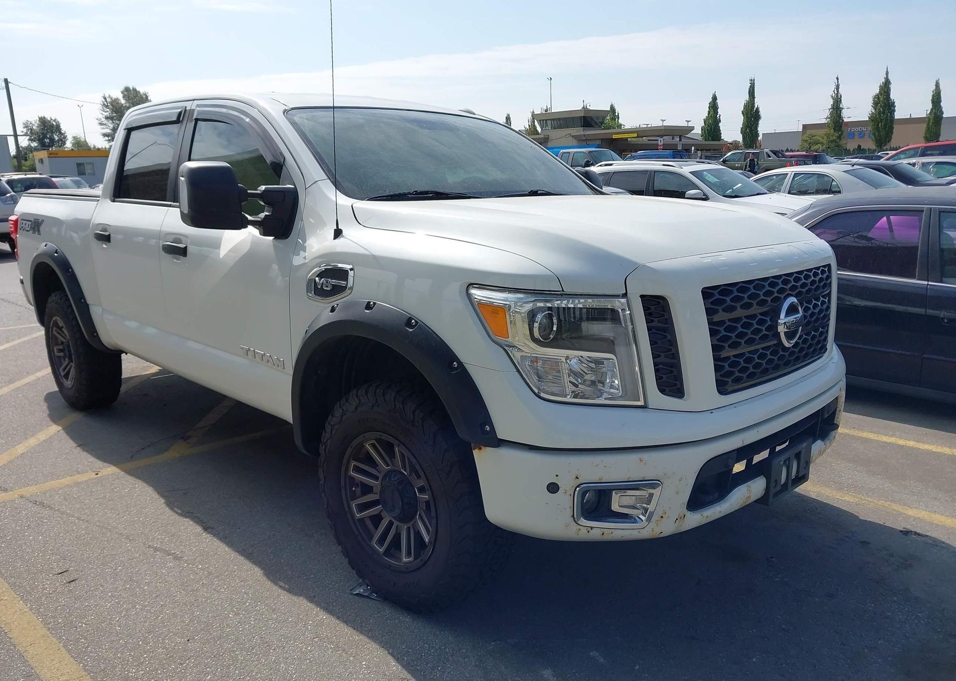 2017 NISSAN TITAN SV
