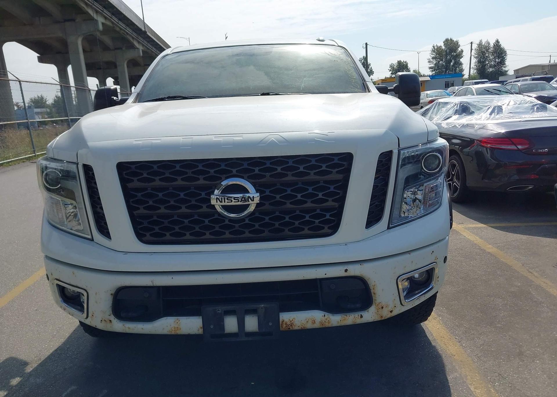 2017 NISSAN TITAN SV
