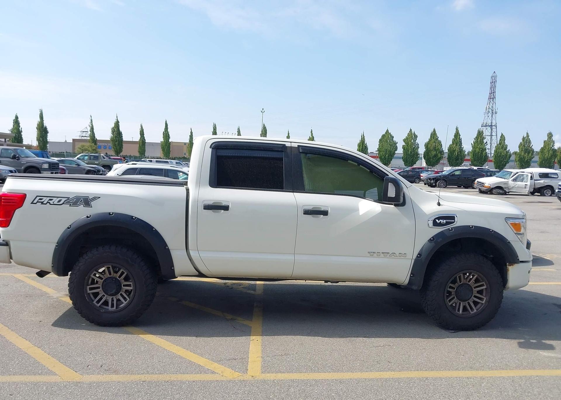 2017 NISSAN TITAN SV