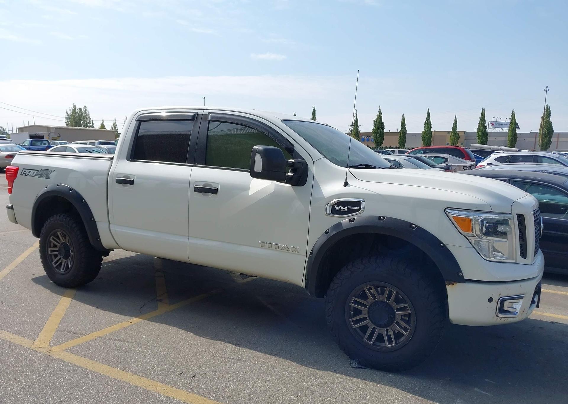 2017 NISSAN TITAN SV