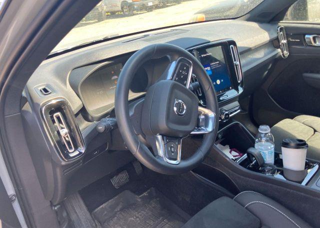 2024 VOLVO XC40