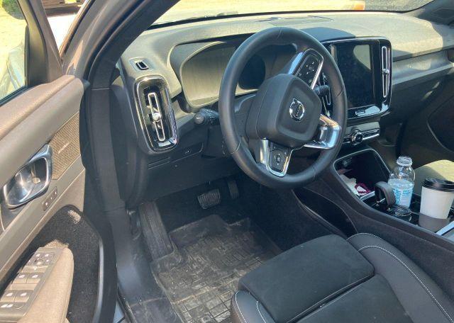 2024 VOLVO XC40