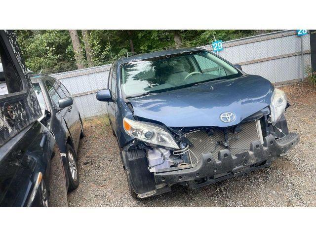 2014 TOYOTA SIENNA LE