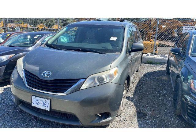 2013 TOYOTA SIENNA LE