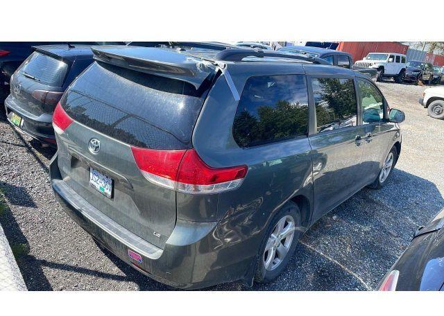 2013 TOYOTA SIENNA LE