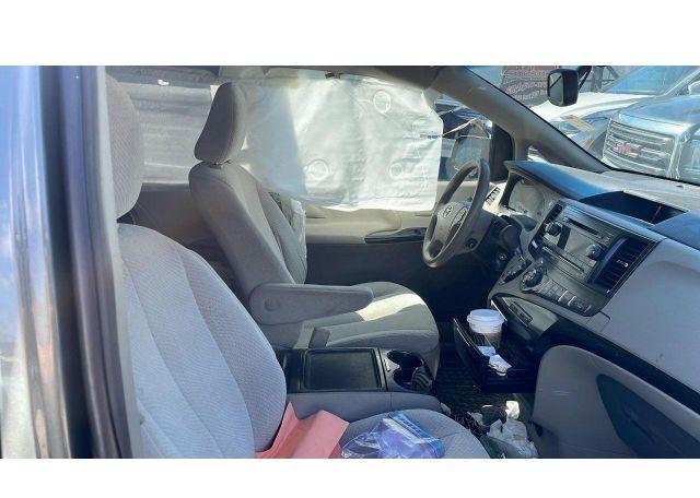 2013 TOYOTA SIENNA LE